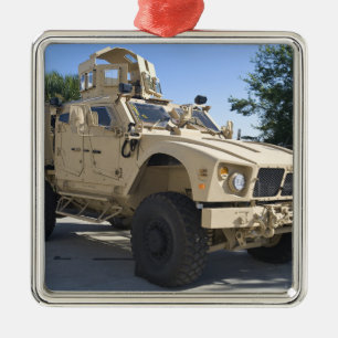 En Oshkosh M-ATV Julgransprydnad Metall