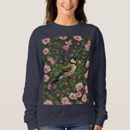 En Östra Goldfinch bland Rosa Färgad Vild Ros T Shirt