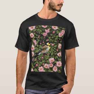 En Östra Goldfinch bland Rosa Färgad Vild Ros T Shirt