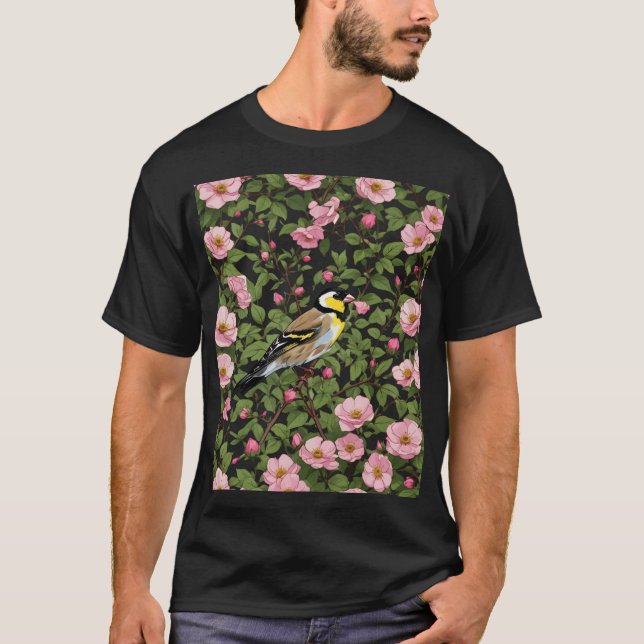 En Östra Goldfinch bland Rosa Färgad Vild Ros T Shirt (Framsida)