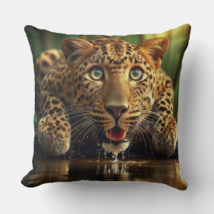 En överraskad blick på leopard som dricker kudde
