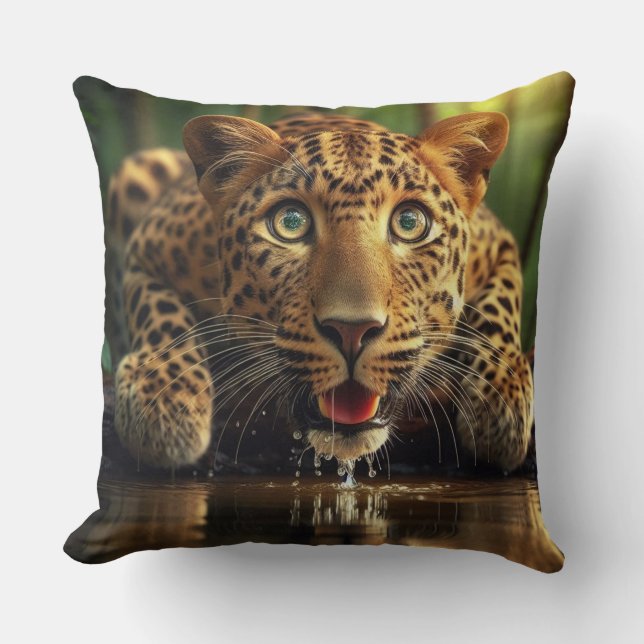 En överraskad blick på leopard som dricker kudde (Framsida)
