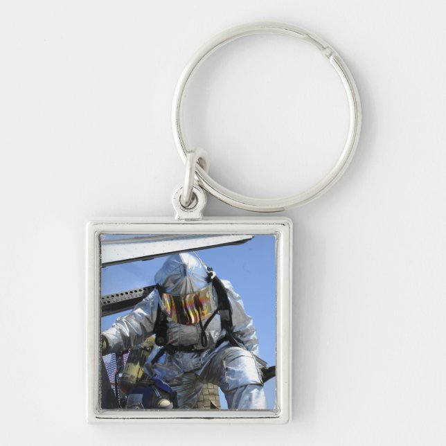 En övning i rädding utförs i cockpit. fyrkantig silverfärgad nyckelring (Framsidan)