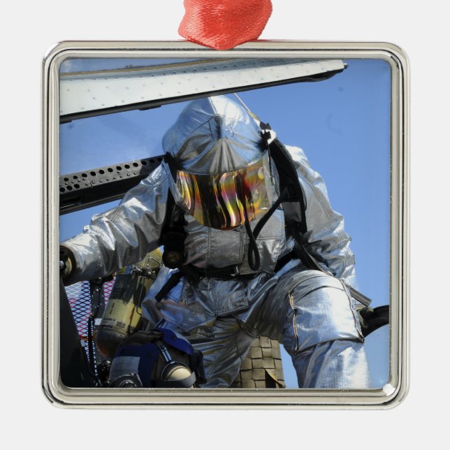 En övning i rädding utförs i cockpit. julgransprydnad metall (Framsidan)