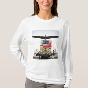 En palett som innehåller humanitär lättnadssupp t shirt
