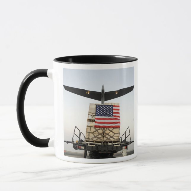 En pall med humanitärt bistånd mugg (Vänster)