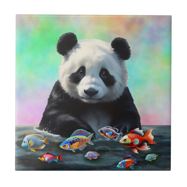 En panda betraktar nyfiket simmande färgglada fisk kakelplatta (Framsidan)