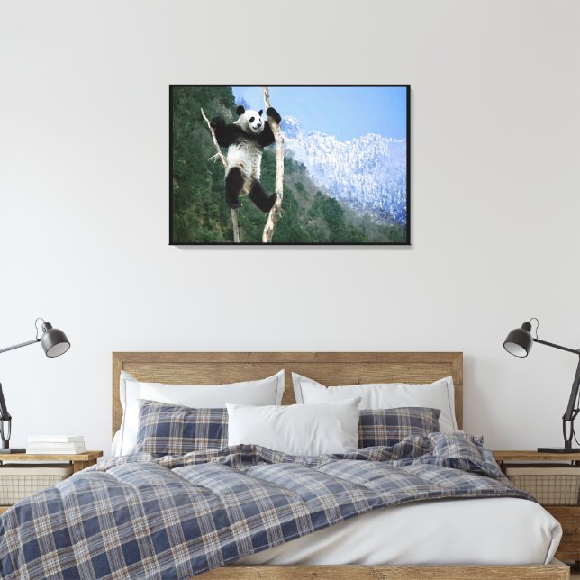 En panda i ett träd som är förstört canvastryck (Insitu (sovrum))