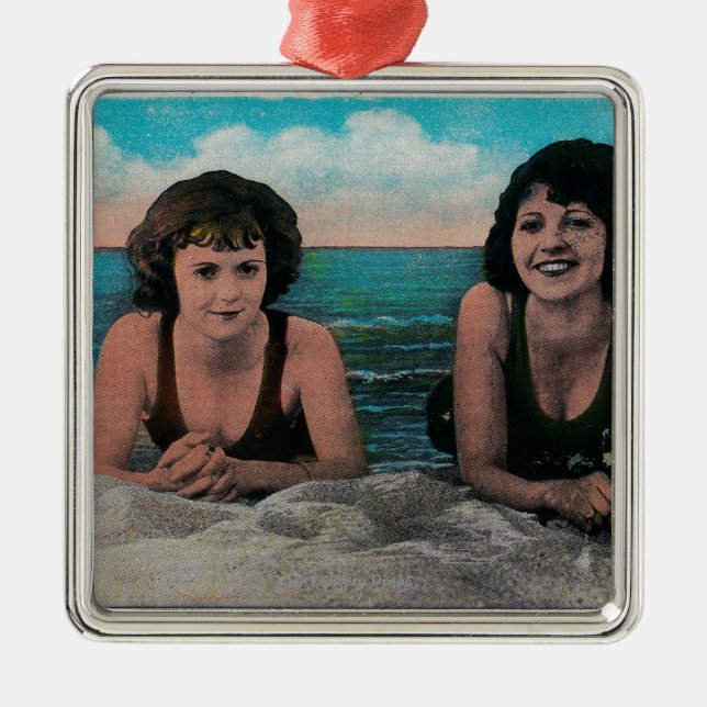 En para av drottningar på stranden, hav parkerar julgransprydnad metall (Framsidan)