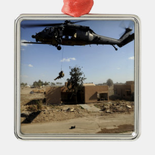 En pararescueman rappels från en HH-60 2 Julgransprydnad Metall