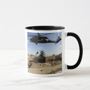 En pararescueman rappels från en HH-60 2 Mugg