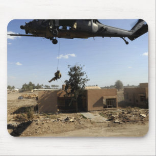 En pararescueman rappels från en HH-60 2 Musmatta