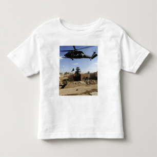 En pararescueman rappels från en HH-60 2 T Shirt