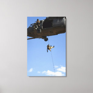 En pararescueman rappels från en HH-60 Canvastryck