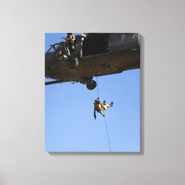 En pararescueman rappels från en HH-60 Canvastryck (Framsida)