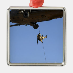 En pararescueman rappels från en HH-60 Julgransprydnad Metall