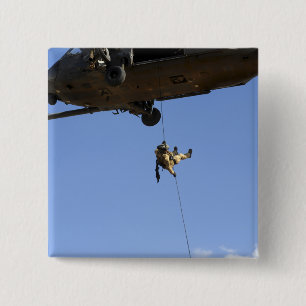 En pararescueman rappels från en HH-60 Knapp
