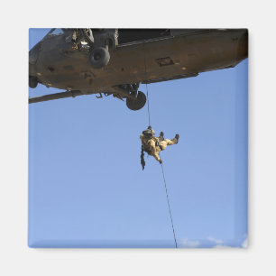En pararescueman rappels från en HH-60 Magnet