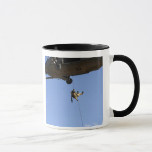En pararescueman rappels från en HH-60 Mugg