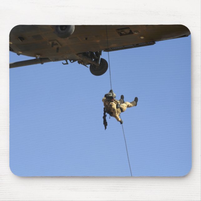 En pararescueman rappels från en HH-60 Musmatta (Framsidan)