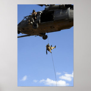 En pararescueman rappels från en HH-60 Poster