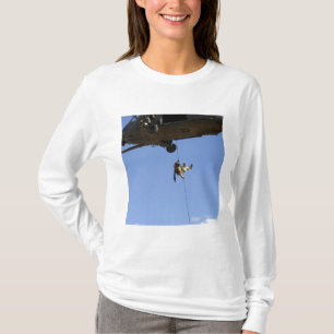 En pararescueman rappels från en HH-60 T-shirt