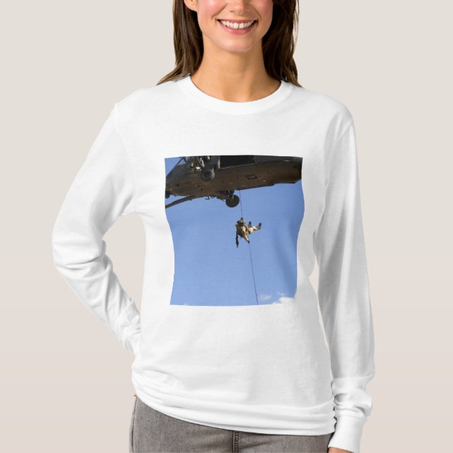 En pararescueman rappels från en HH-60 T-shirt (Framsida)