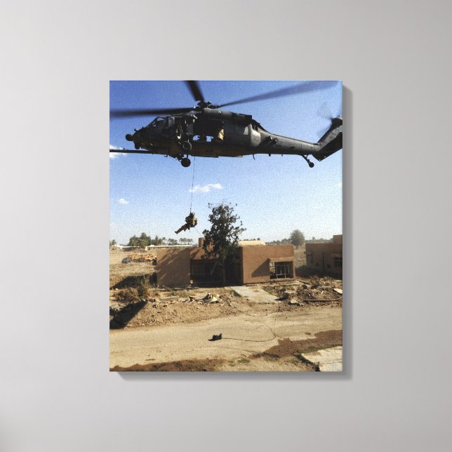 En pararescueman rappels från HH-60 2 Canvastryck (Framsida)
