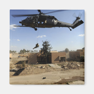 En pararescueman rappels från HH-60 2 Magnet