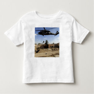 En pararescueman rappels från HH-60 2 T Shirt
