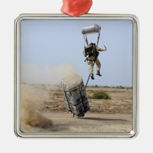En pararescueman tappar in i zonen julgransprydnad metall