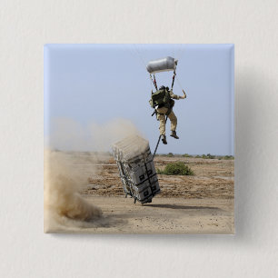En pararescueman tappar in i zonen knapp