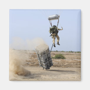 En pararescueman tappar in i zonen magnet