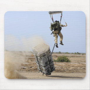 En pararescueman tappar in i zonen musmatta