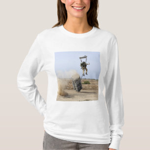 En pararescueman tappar in i zonen t shirt