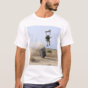 En pararescueman tappar in i zonen t-shirt