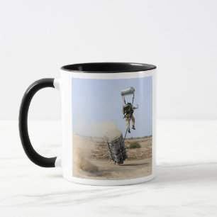 En pararescuman faller ner i zona mugg
