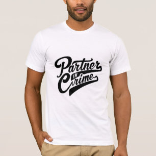 En partner i brottsplatsen utformar t-shirts för m