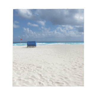 En persikoordförande väntar anteckningsblock