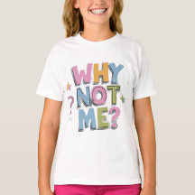 En person bär en vit t-shirt med färgglada