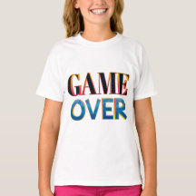 En person bär en vit T-shirt med orden