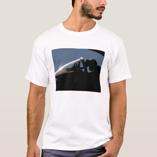En pilot förbereder sig för start t-shirt (Framsida)