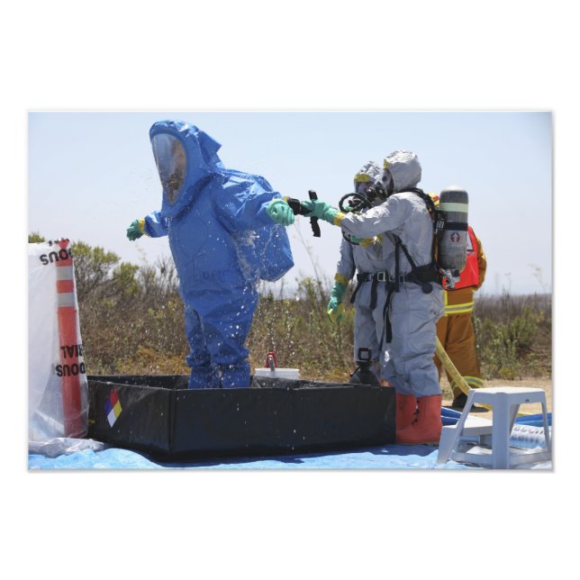 En pilot står i en tub fototryck (Framsidan)