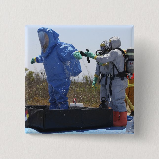 En pilot står i en tub knapp (Framsida)