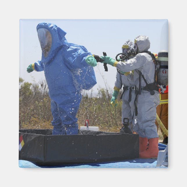 En pilot står i en tub magnet (Framsidan)