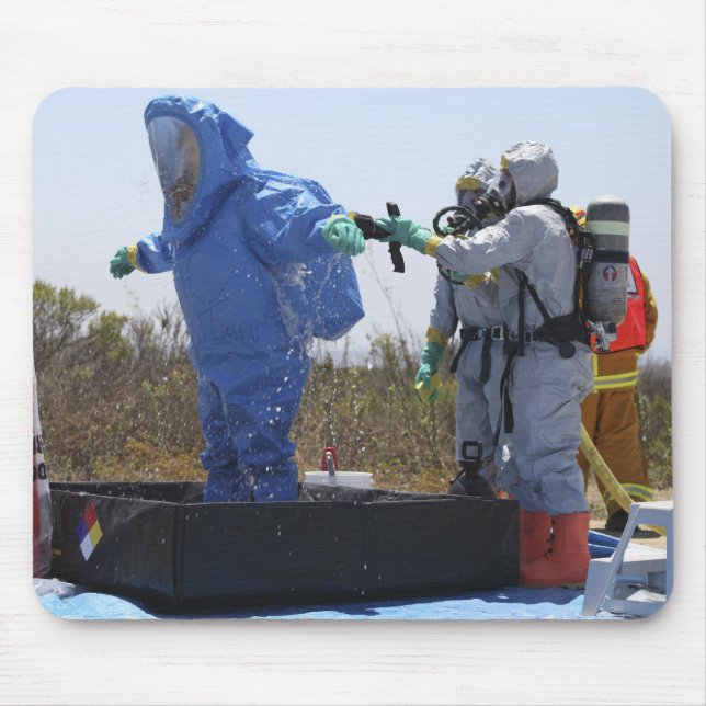 En pilot står i en tub musmatta (Framsidan)