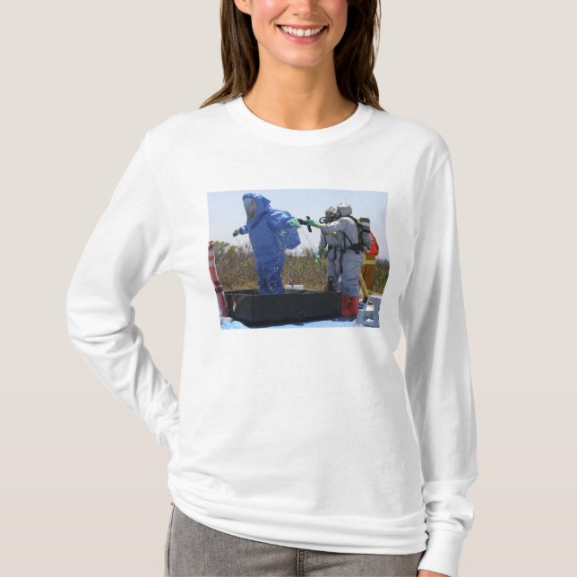 En pilot står i en tub tee (Framsida)