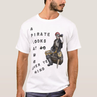 En Pirat tittar på T Shirt