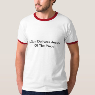 En pistol levererar rättvisa av stycket t-shirt