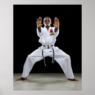 En pojke (15 gammala år) i en Karate som är Poster